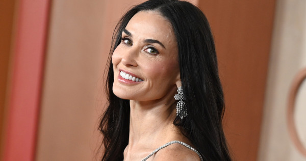 Borítókép: Demi Moore új frizurájától eláll a lélegzetünk: 30 éve nem volt ilyen rövid haja a színésznőnek - FOTÓ