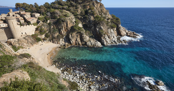 Borítókép: Erre a 9 európai tengerpartra még a nyári szezon előtt érdemes elmenni - ráadásul a repülőjegyen is spórolhatsz! 