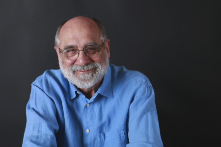 Borítókép: És akkor eljátszottuk József Attila egyik legkomorabb versét hetven óvodásnak – beszélgetés az idén 75 éves Gryllus Dániellel