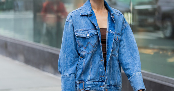 Borítókép: Így viselik a stílusos nők 2025-ben a farmerdzsekit: 7 stílustipp, amit kár lenne kihagyni ebben a szezonban