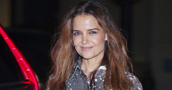 Borítókép: Katie Holmes már bolondul a tavasz legkényelmesebb cipőtrendjéért - ennél jobb rohangálós darabot most nem találsz!