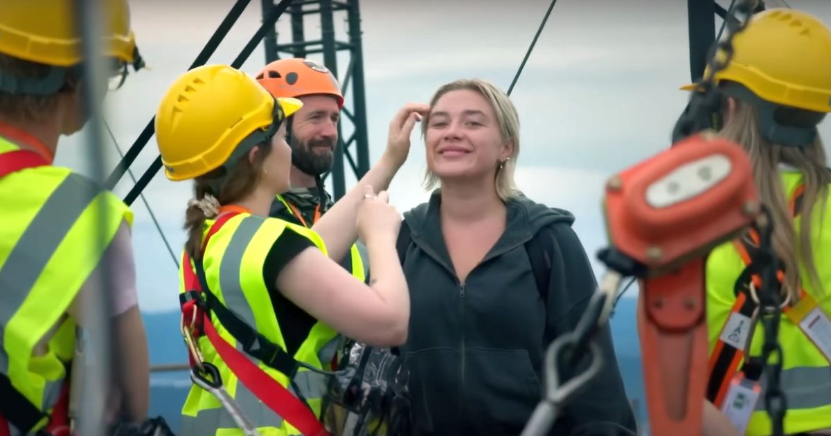Florence Pugh és a stábtagok