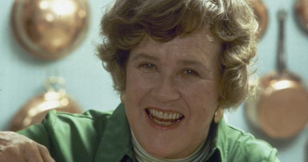 Borítókép: Hírszerzőből vált 49 évesen a konyhaművészet koronázatlan királynőjévé - íme Julia Child inspiráló története, ami bizonyítja, hogy karriert építeni sosem késő!