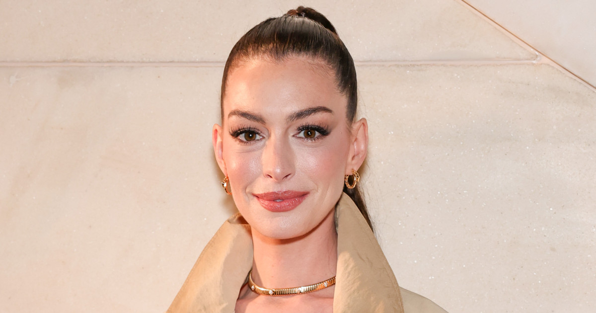 Borítókép: Anne Hathaway bemutatja: ez az alulértékelt farmer stílusosabb és elegánsabb, mint azt eddig bárki gondolta - a színésznő szettje után te is többet akarod majd viselni!