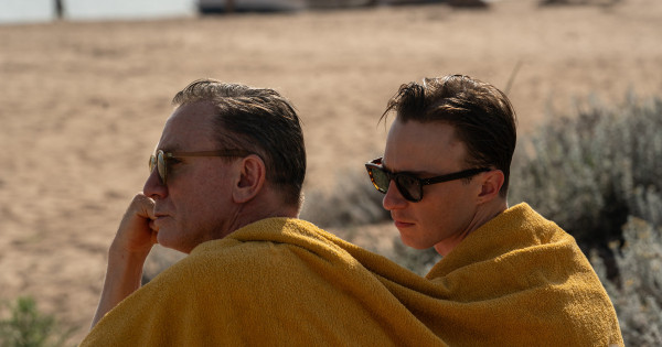 Borítókép: Queer filmkritika: Az év egyik legmegosztóbb filmélménye, Daniel Craig pályafutásának egyik legemlékezetesebb alakítása