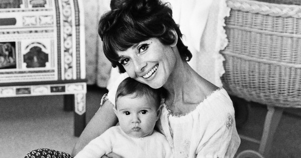 Borítókép: Híres nők inspiráló gondolatai anyák napjára: 10 szívet melengető idézet az anyaságról