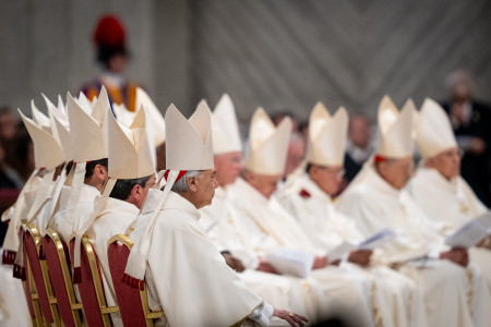 Borítókép: Holnap kezdődik a pápaválasztó konklávé: mutatjuk a legesélyesebb jelölteket