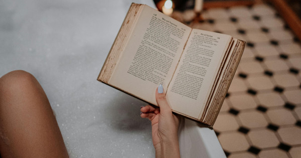 Borítókép: Könyves toplista: 7 idegtépő, de zseniális pszichothriller, ami garantáltan bekúszik az elmédbe