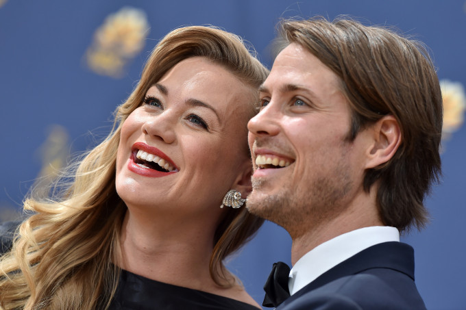 Yvonne Strahovski és férje, Tim Loden.