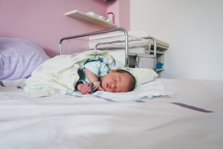 Borítókép: Több mint 100 csecsemő a kórházban hagyva töltötte élete első anyák napját