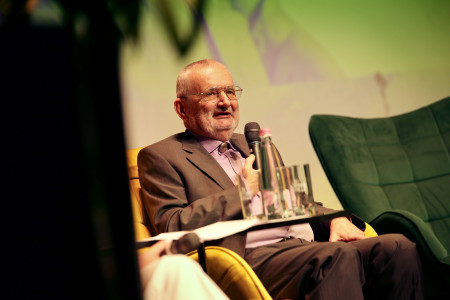 Borítókép: 90 éves Csányi Vilmos, aki örökké kíváncsi: 10 könyv, amit olvass el tőle