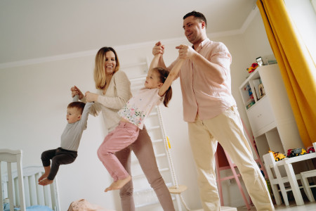 Borítókép: Szülői vallomások: a legviccesebb ártatlan hazugságok, amit anyák és apák mondtak gyerekeiknek