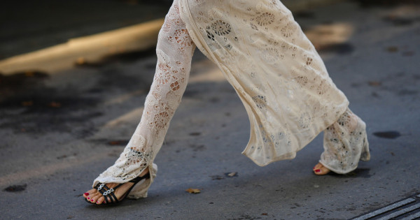 Borítókép: 4 cipőfazon, ami már nem lesz divatos 2025 nyarán - mutatjuk, mik jönnek helyettük!