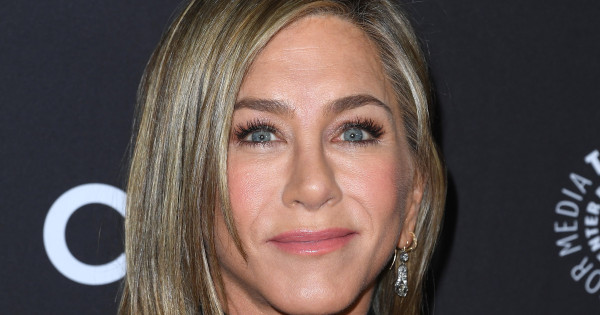 Borítókép: Kopizd le a stílusát! Jennifer Aniston kényelmes, mégis divatos papucsa 2025 nyarán a legtökéletesebb választás