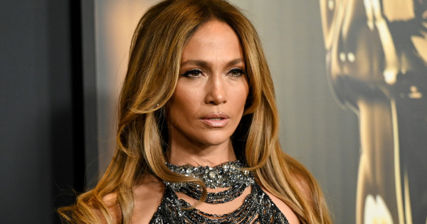 Borítókép: A közel 56 éves Jennfier Lopez állítja, ettől a terméktől olyan dús a haja - sosem cserélné le semmire!