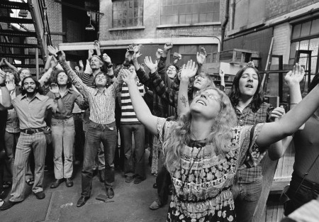 Borítókép: Ahol a vallás nevében szexelni tanították és megerőszakolták a gyerekeket: az Isten gyermekei szekta borzalmai