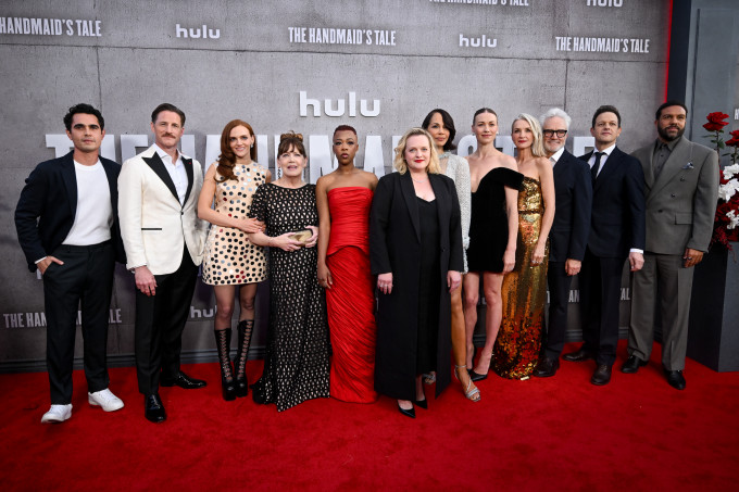 A szolgálólány meséje sztárjai a sorozat hatodik évadjának premierjén. 