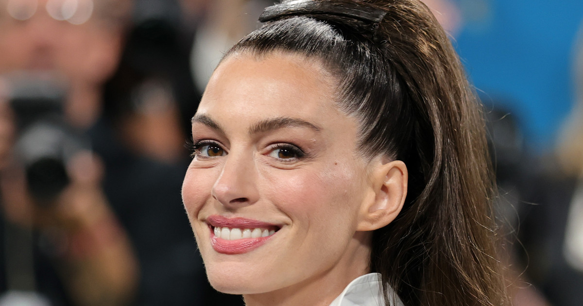 Borítókép: Anne Hathaway bemutatja: íme egy nőies mégis kényelmes trend, ami egészen új szintre emeli a megszokott farmerodat