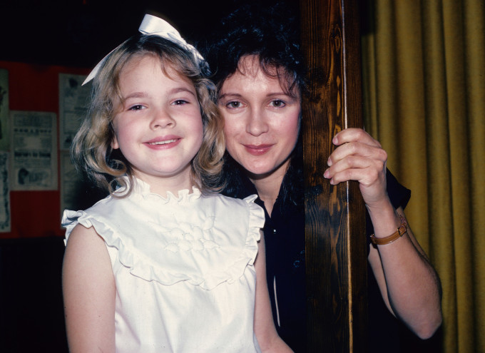 Drew Barrymore édesanyja, Jaid Barrymore magyar származású, születésekor a Makó Ildikó nevet kapta. 