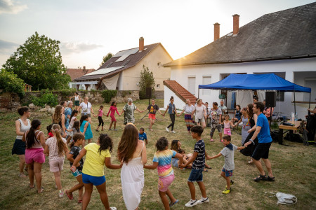 Borítókép: A hátrányos helyzetű gyerekek nemcsak az anyagiak, hanem a figyelem és a szeretet terén is hiányt szenvednek 