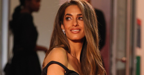 Borítókép: Stílusnapló: Amal Clooney 9 év után újra felszántotta a cannes-i filmfesztivál vörös szőnyegét - megjelenése csak még tökéletesebb lett az évek alatt!