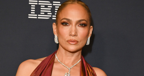 Borítókép: Jennifer Lopez bemutatja: íme a tökéletes nyári ruha 2025-re, ami minden nőnek kötelező lenne a gardróbjában