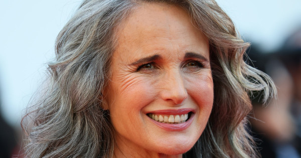 Borítókép: Andie MacDowell bemutatja: íme a kényelmes, mégis stílusos magas sarkú, amire minden nőnek szüksége lenne ezen a nyáron