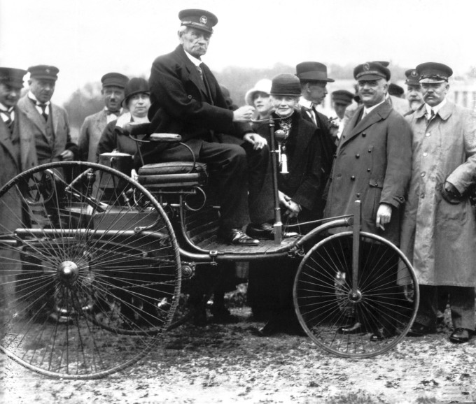 Karl Benz a Patent-Motorwagen ülésén