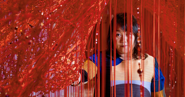 Borítókép: „A kristályok olyanok, akárcsak az emberi létezés” - interjú Chiharu Shiotával, a Swarovski Kristallwelten legújabb Chamber of Wonder teremének alkotójával