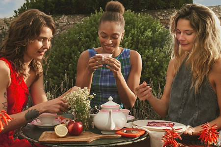 Borítókép: Közösen a menstruációs szegénység ellen: A dm segít, hogy minél többen hozzáférhessenek az intimhigiéniai termékekhez