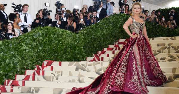 Borítókép: 10 lenyűgöző vörös szőnyeges ruha, aminek korántsem olyan tökéletes a háttértörténete, mint az kívülről látszott