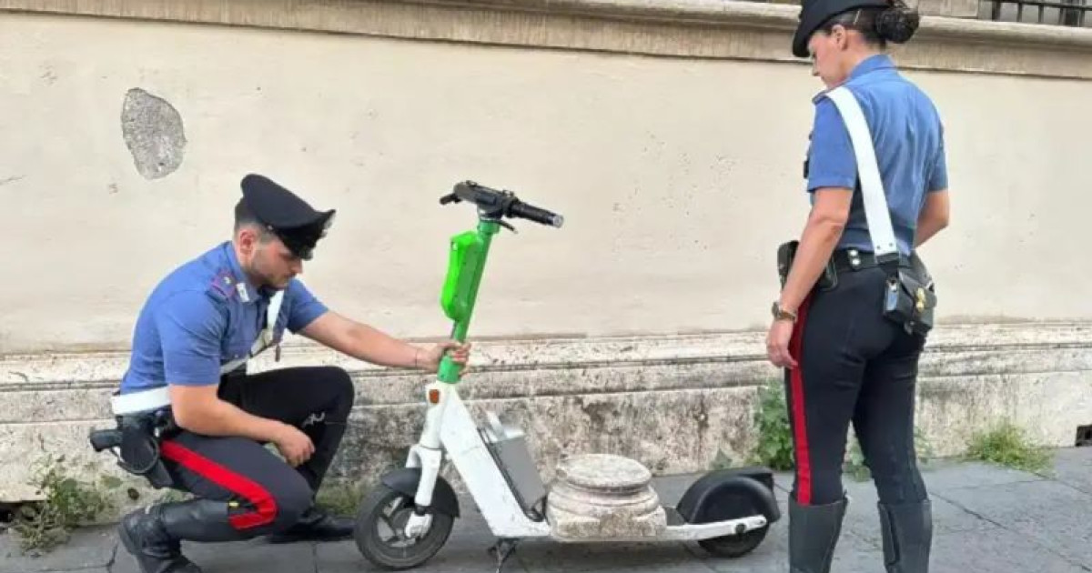 Rendőrök a rollerrel