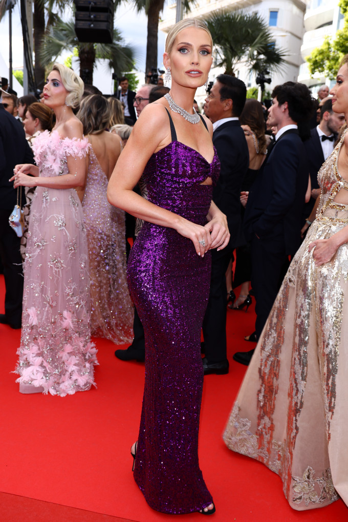 Lady Kitty Spencer viszont lilában vonult a vörös szőnyegen.