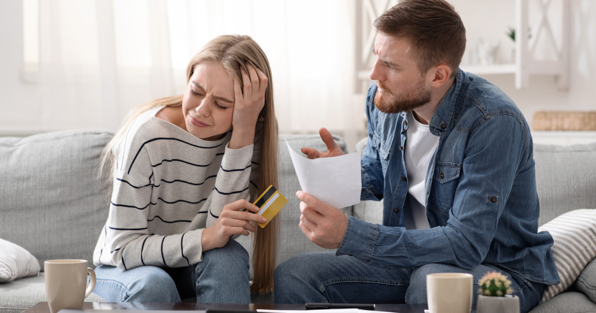 Borítókép: 5 jel, hogy te is gazdasági bántalmazás áldozata vagy – Nem tehetsz róla, de tehetsz ellene!