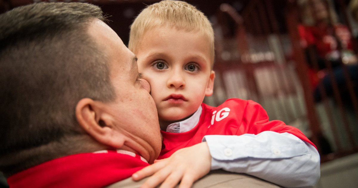 Borítókép: Így segíthetsz most a rászoruló kisfiún, nőkön és kutyákon: 6 tipp a jótékonykodásra