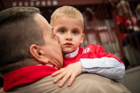 Borítókép: Így segíthetsz most a rászoruló kisfiún, nőkön és kutyákon: 6 tipp a jótékonykodásra