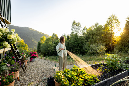 Borítókép: Hogyan irtsd ki a gyomokat a kertedből vegyszerek nélkül? 7 természetes és bevált módszer 