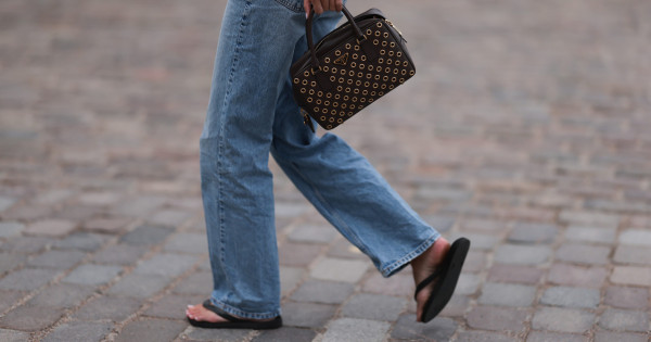 Borítókép: Uncsi már a mom jeans! 10 új farmertrend, ami tarolni fog 2025 nyarán