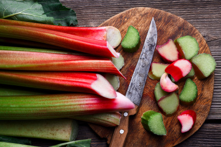 Borítókép: Szára tele van tápanyaggal, levele viszont mérgező: így készíts finomságot a rebarbarából