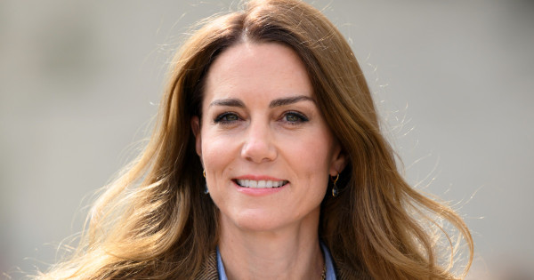 Borítókép: Katalin hercegné bemutatja: 20 évvel ezelőtti ruhája ismét a nyár kihagyhatatlan alapdarabja lett