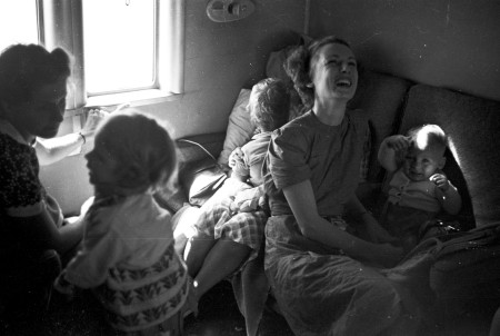 Borítókép: Oázis szörnyű időkben: intim hangulatú fotók történelmi vérzivatarok idején