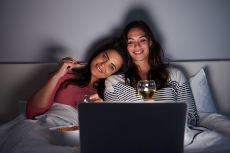 Borítókép: 5 sorozat, ami idén nyáron neked is kötelező – Nemcsak szórakoztatnak, de utána garantáltan lesz miről beszélgetni a barátnőkkel!