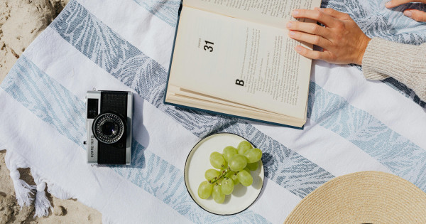 Borítókép: Könyves toplista: 7 regény, amit imádni fogsz nyaralás alatt olvasni