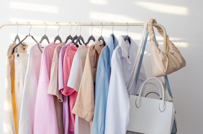 Egy okosan összeállított kapszulagardrób maximum ötven egymással szuperül kombinálható elemből áll, és ebbe a kiegészítők, például a táskák és a cipők is beletartoznak.