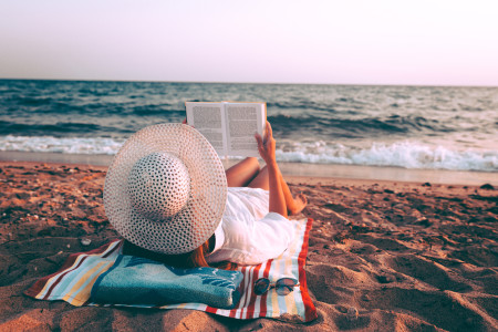 Borítókép: 5 könyv, ami tökéletes nyaralásra – nem habkönnyűek, de elgondolkodtatnak és felemelik a lelket