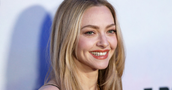 Borítókép: Amanda Seyfried bemutatja: íme a tökéletes kis fekete ruha 2025 nyarára, ami kötelező darab minden nő gardróbjában