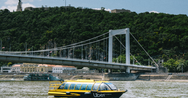 Borítókép: Egy éve Budapesten: hajós városnézéssel és vidéki terjeszkedéssel ünnepel az Uber