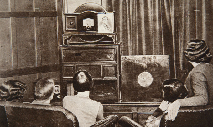 Korai televíziós képtovábbítást néz egy család