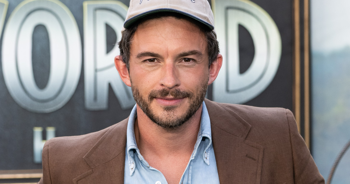 Stílusbotrány vagy új trend? Jonathan Bailey flip-flop papucsban érkezett a vörös szőnyegre