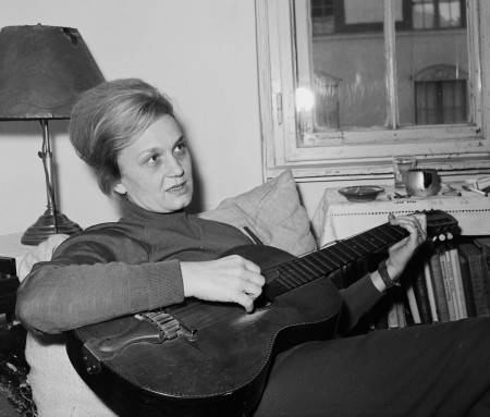 Borítókép: Magyar költők mindennapjai: szuper fotókon Radnóti, Nemes Nagy Ágnes, és a többiek